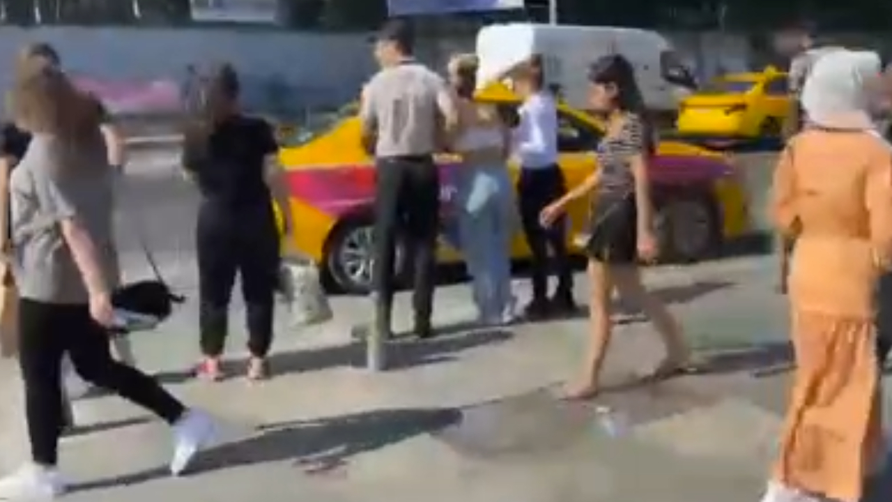 İnsanlığınız batsın! Rahatsızlanan kadını hiçbir taksici aracına almadı