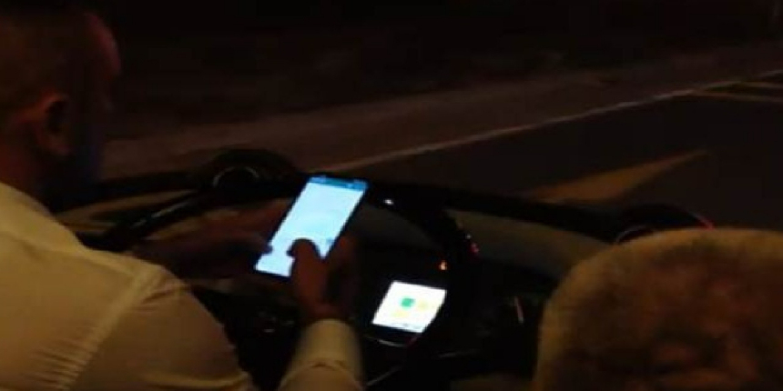 Cep telefonuyla mesajlaşan otobüs şoförü, yolcuların canını hiçe saydı!
