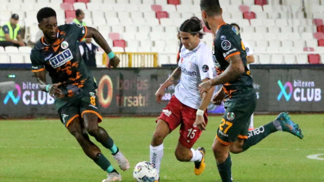 Alanyaspor son dakika da puanı kaptı! Sivasspor deplasmanında 1-1 berabere kaldı