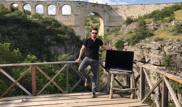 Bu adam tatile giderken bile yeni televizyonunu yanında götürüyor!