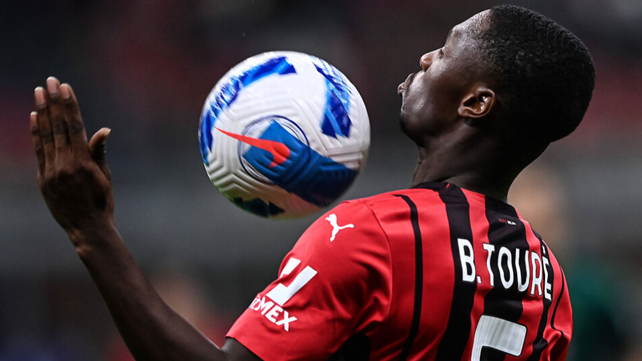 Galatasaray, sol bek bölgesine Ballo-Toure'yi transfer etmeyi düşünüyor