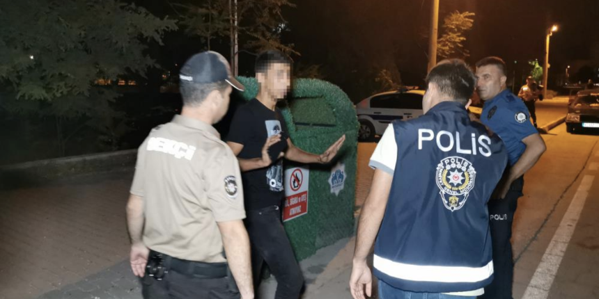 Aksaray'da benzeri görülmemiş olay! "Arabamı vermem" deyip polisleri dövmesi için adam çağırdı