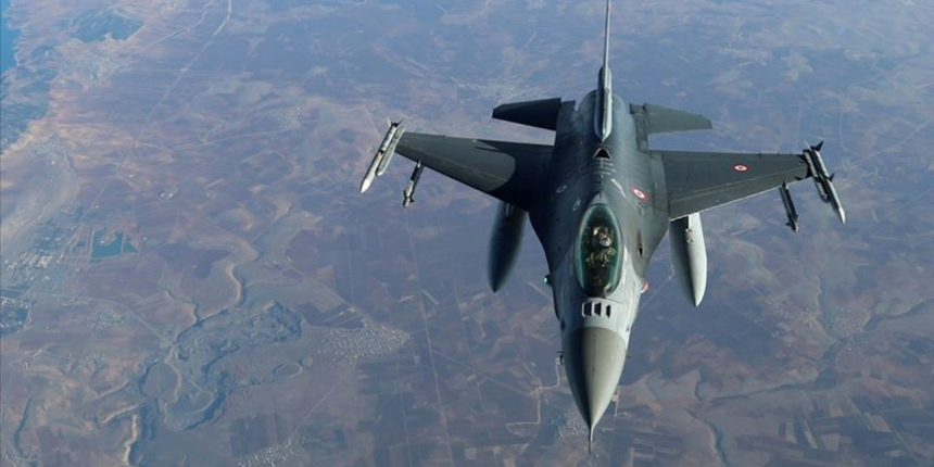Türk F-16'larına Yunan uçaklarından taciz!