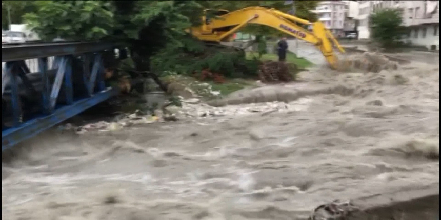 Aniden bastıran yağmur hayatı felç etti: Meteoroloji uzmanı kritik saati açıkladı!