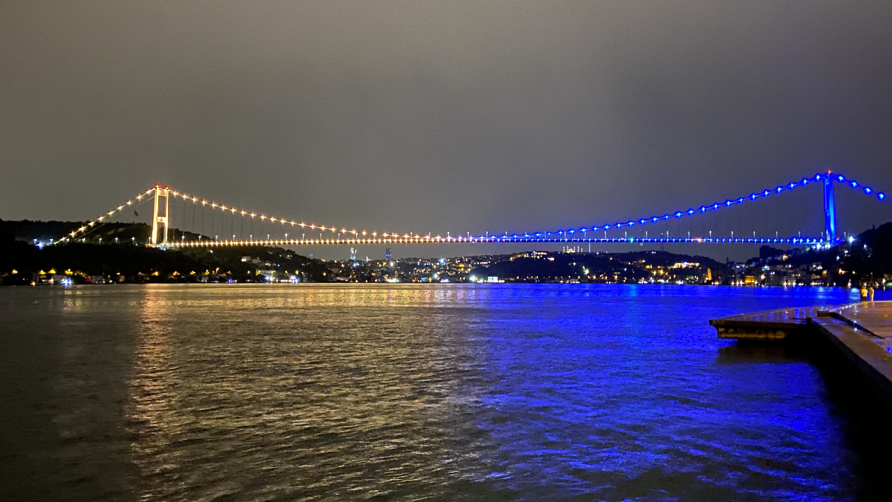 FSM Köprüsü, Ukrayna bayrağının renkleriyle ışıklandırıldı