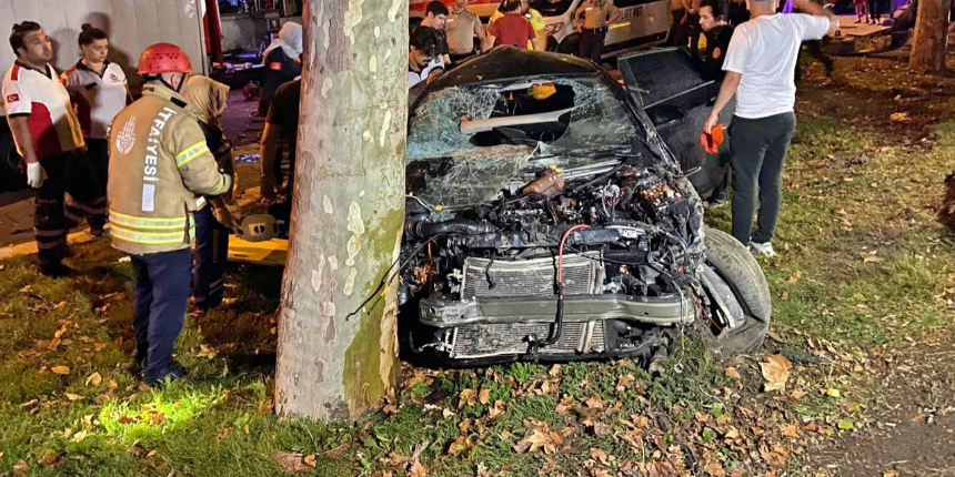 İstanbul'da dehşete düşüren kaza: Yan yola uçan araç, ağaca ok gibi saplandı! 5 ölü, 1 ağır yaralı...