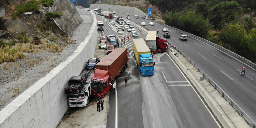 Manisa'da 7 araçlı zincirleme kaza: 5 yaralı