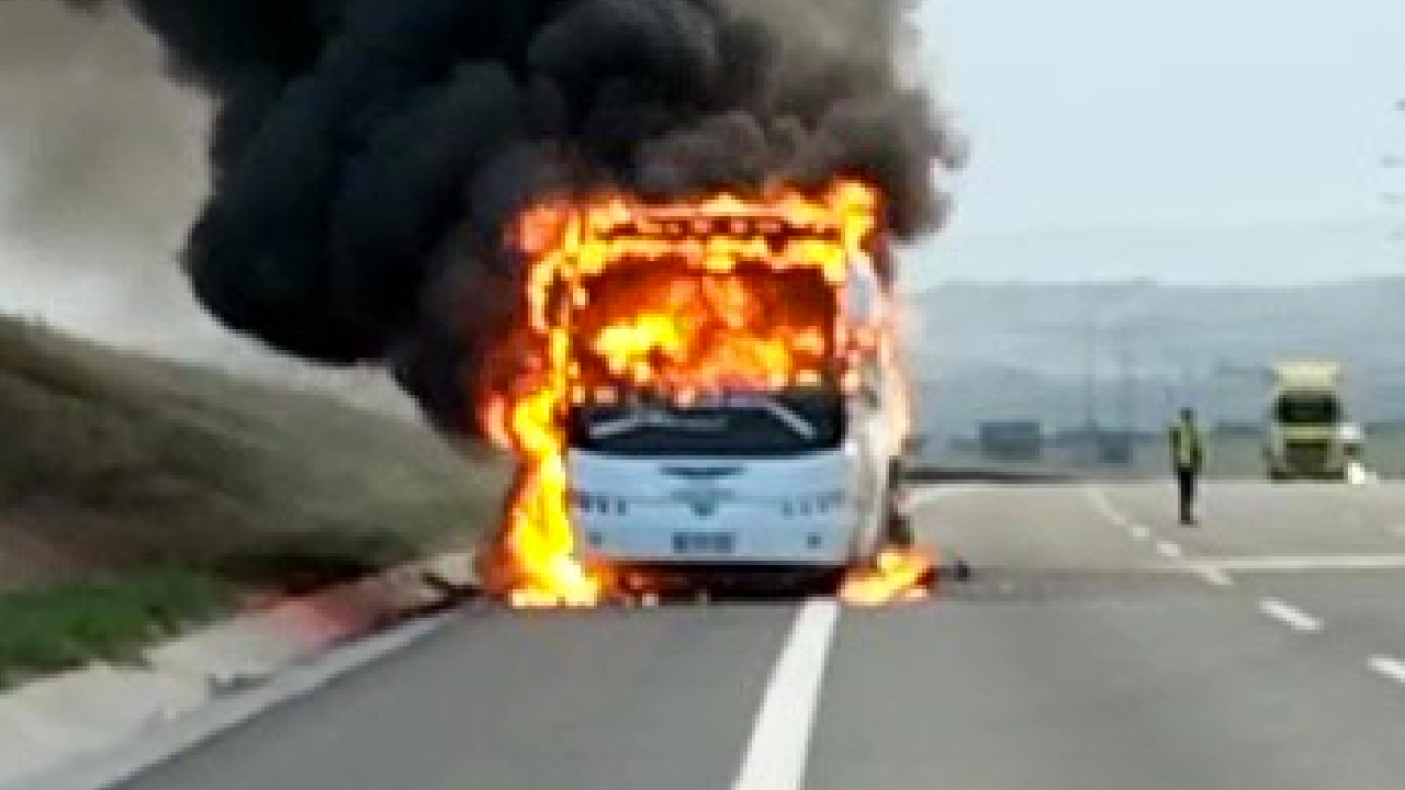 Tur otobüsü Kuzey Marmara Otoyolu'nda alev topuna döndü