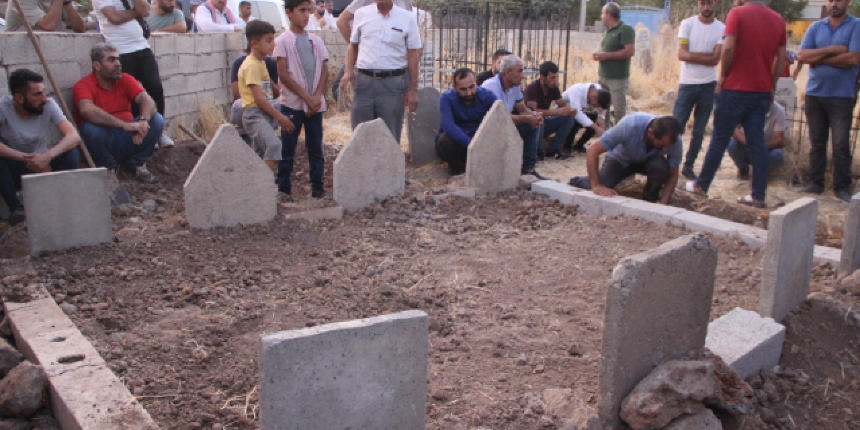 Vahşice katledilmişlerdi! Uykuda öldürülen anne ve 3 kızı son yolculuğuna uğurlandı