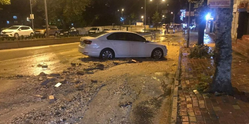 Bilecik’te sağanak yağışta araçlar yolda kaldı, ev ve dükkânları su bastı