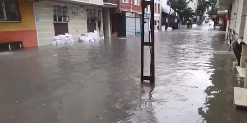 İstanbul'da beklenen yağış etkisini gösteriyor: Sokaklar göle döndü