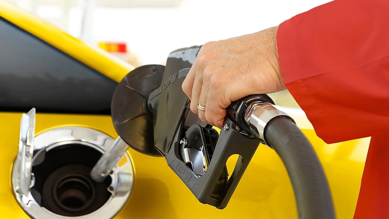 Motorine 95 kuruş zam geldi: Litre fiyatı 26 lira 3 kuruşa yükseldi!