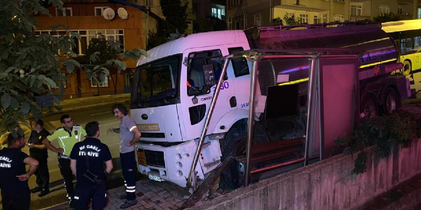 Freni boşalan tanker, otobüs durağına daldı!