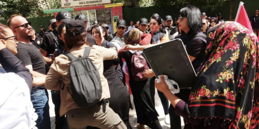 Tansiyon yükseldi: Evlat nöbetindeki annelere HDP binasından zafer işareti yapıldı