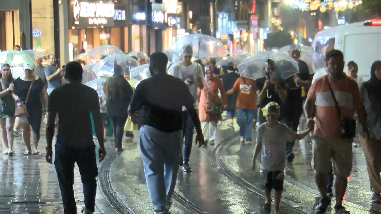 Meteoroloji uyarmıştı! Taksim’de sağanak başladı
