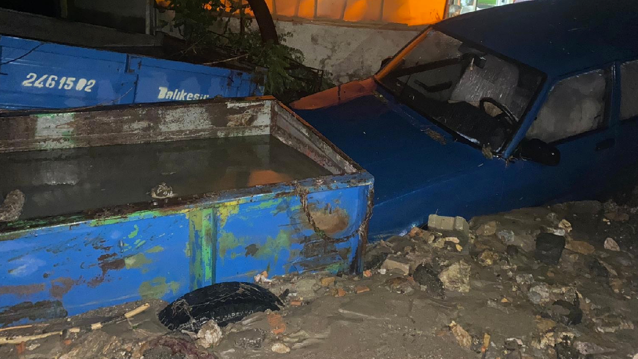 Bilecik’te araçlar sel sularının getirdiği çamura gömüldü