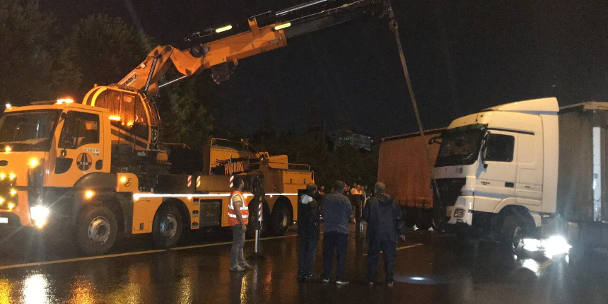 TEM’de trafik kazası! Tır bariyerlere çarptı, İstanbul istikameti 1 buçuk saat trafiğe kapandı