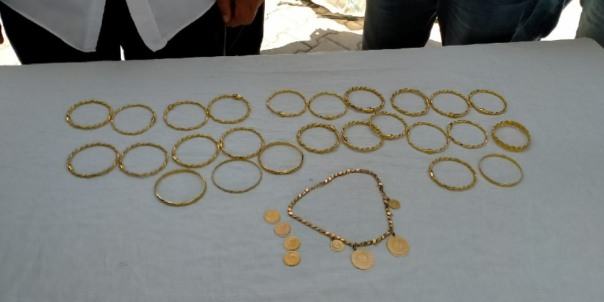 Satın aldığı dükkanda temizlik yaparken bir kilogram altın buldu!