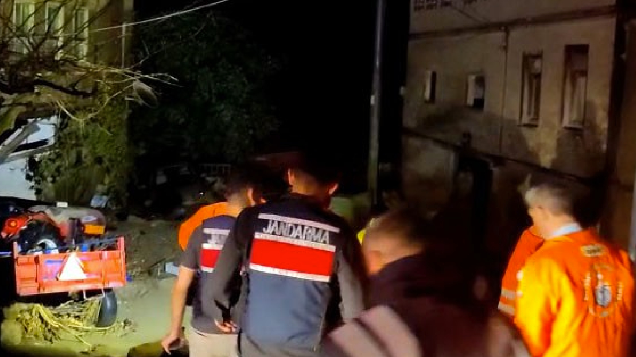 Bursa’da sele kapılan 4 kişiyi ekipler kurtardı