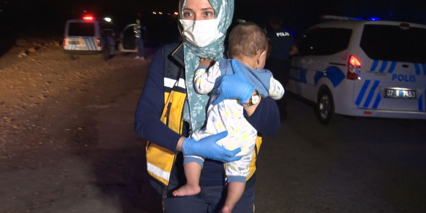 9 aylık bebeği mama, aşı kartı ve oyuncukla birlikte bahçe kapısına bıraktılar