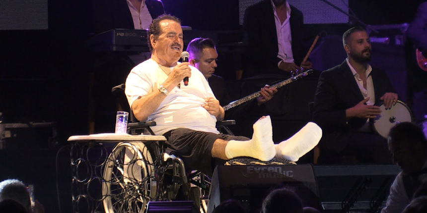 Kaza geçiren sanatçı İbrahim Tatlıses tekerlekli sandalye ile sahneye çıktı