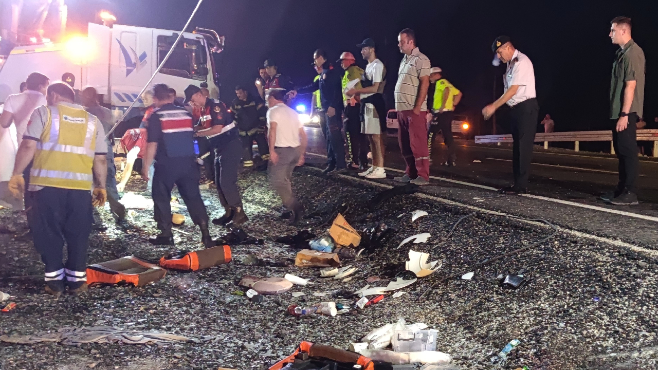 Denizli'de yolcu otobüsü refüje devrildi: 2’si ağır 28 yaralı