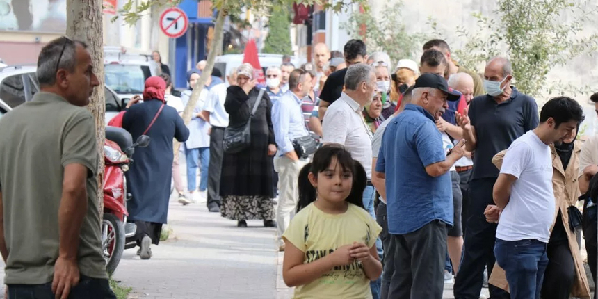 Promosyon ödemesinden yararlanmak isteyen emekliler uzun kuyruklar oluşturdu