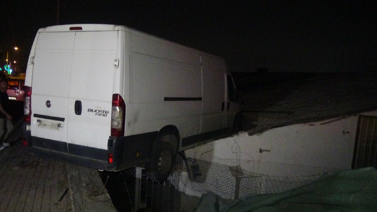 İlginç kaza! Savrulan minibüs deponun çatısında asılı kaldı