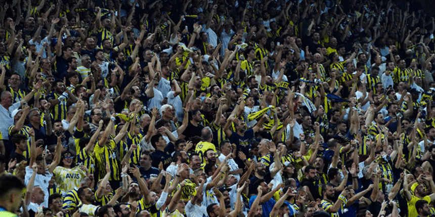 Fenerbahçe - Austria Wien maçında ilginç an! Taraftarlardan tutuklanan Gülşen'e şarkılı destek
