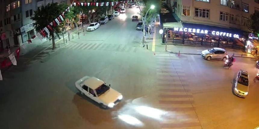 Cadde ortasında drift yapıp tehlike saçtı! O anlar kamerada...