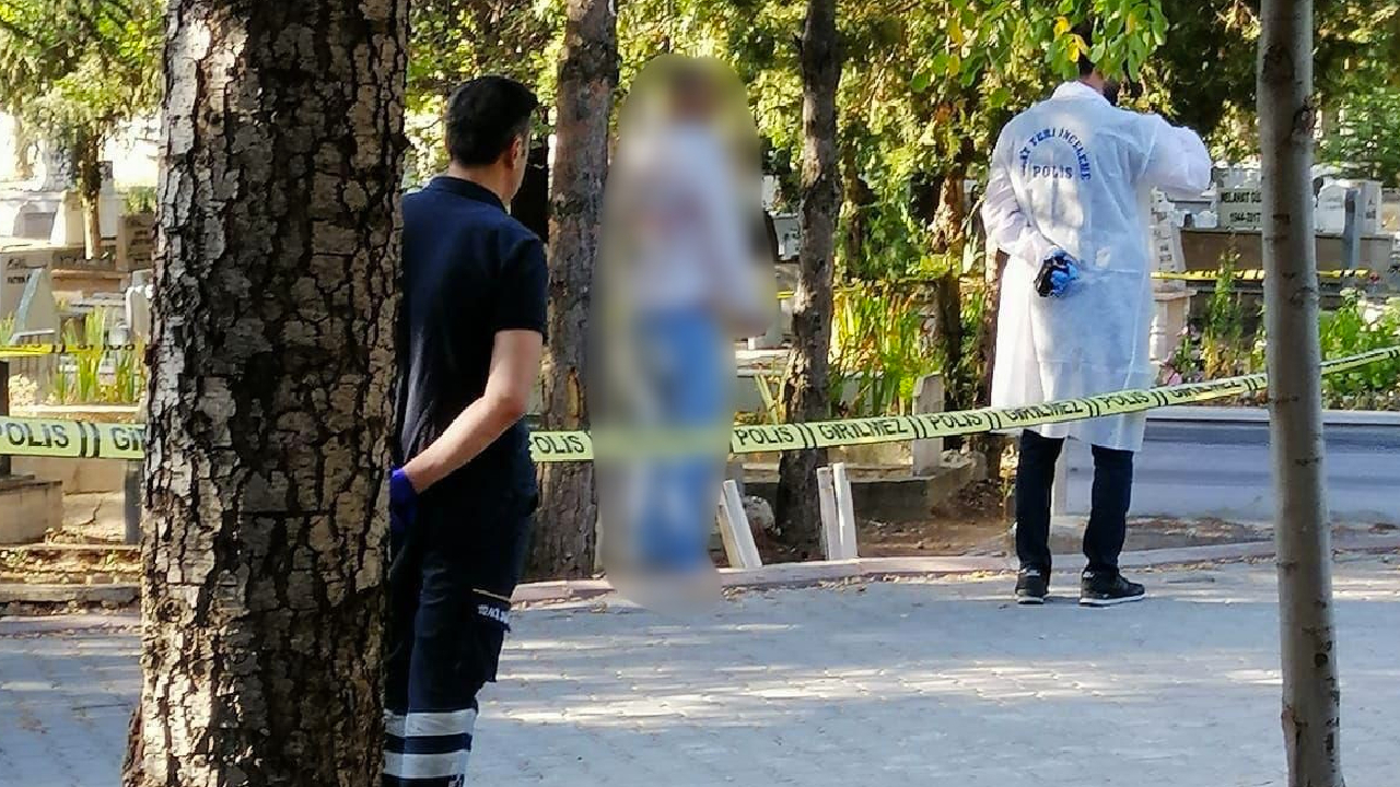 Annesinin acısına dayanamadı! Mezarı başında kendini astı