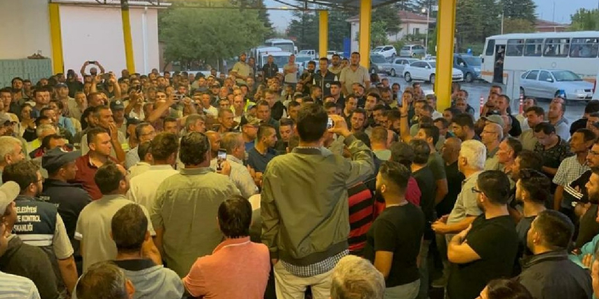 Eskişehir'de yüzlerce işçi zammı beğenmedi, belediyeyi protesto etti