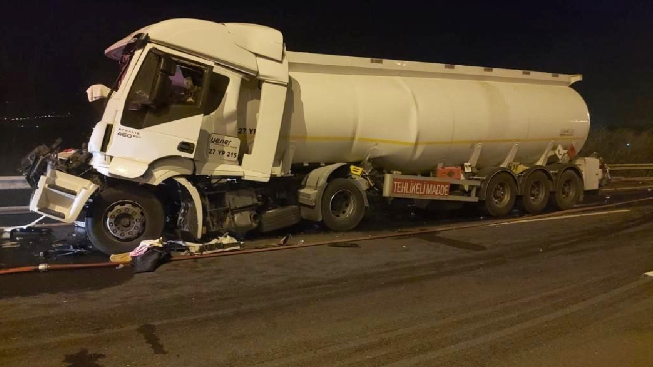 Akaryakıt tankeri TIR'a çarptı! Sızan akaryakıt alev aldı