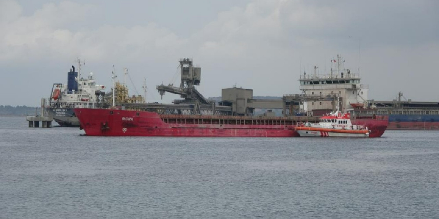 Çanakkale Boğazı'nda karaya oturan gemi yüzdürüldü!