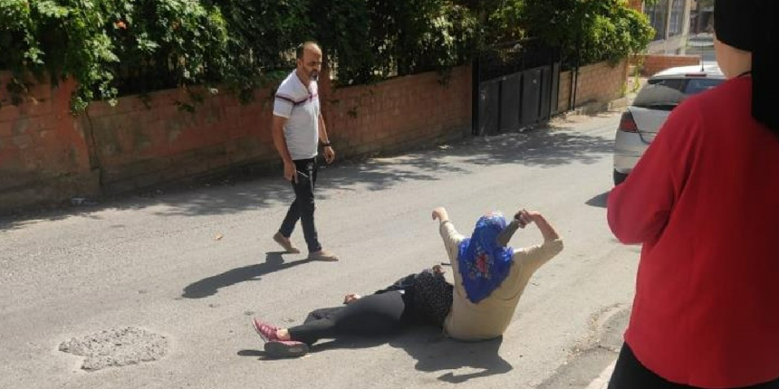 Baba dehşeti: Yüksek sesle müzik dinleyen kızını baltayla vurdu!