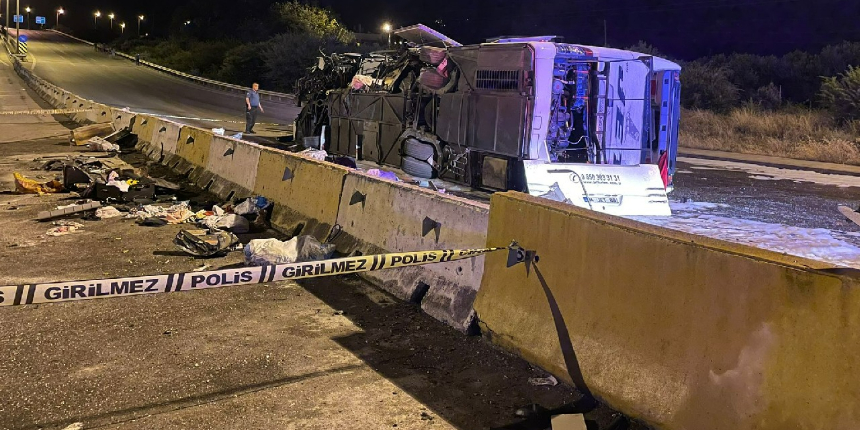 Hatay'da yolcu otobüsünün devrilmesi sonucu 22 kişi yaralandı