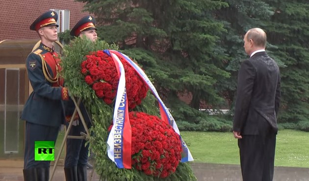 Putin sağanak yağmur altında saygı duruşunda bulundu/Video...
