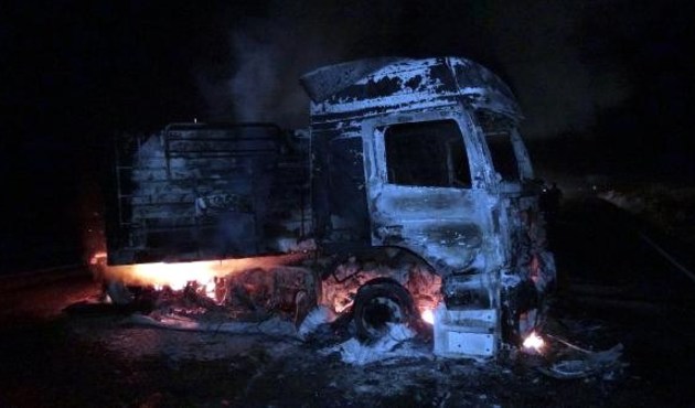 PKK'lı hainler yol kesip TIR'ı ateşe verdi...