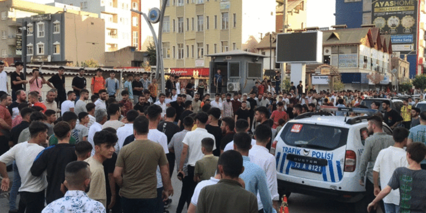 Taciz iddiası ortalığı birbirine kattı! Linç girişimi, polis tarafından güçlükle önlendi