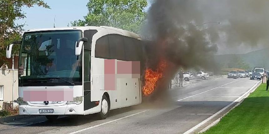 Alev alev yanan otobüste can pazarı! Son anda kurtuldular