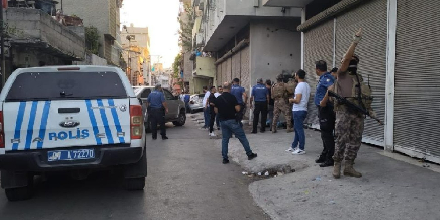 Polisin 'dur' ihtarına uymadı, saklandığı evdeki çocuğu rehin aldı