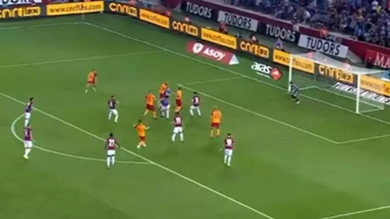 Trabzonspor - Galatasaray maçında ilginç pozisyon! Sarı-kırmızılı taraftarlar sinirden çıldırdı