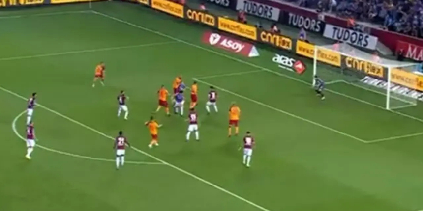 Trabzonspor - Galatasaray maçında ilginç pozisyon! Sarı-kırmızılı taraftarlar sinirden çıldırdı