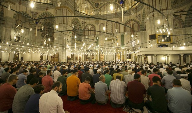 İslam dünyası ramazanı son teravihle uğurladı...