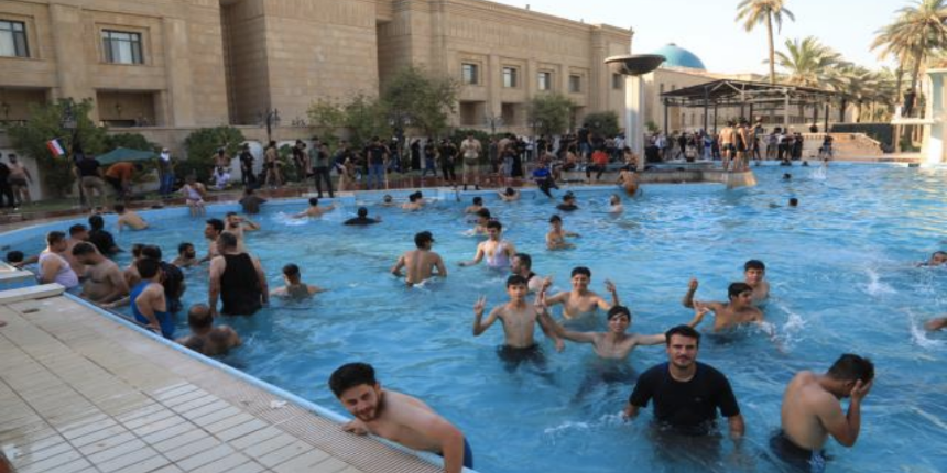 Irak'ta Sadr destekçileri hükümet sarayını basıp havuza girdi
