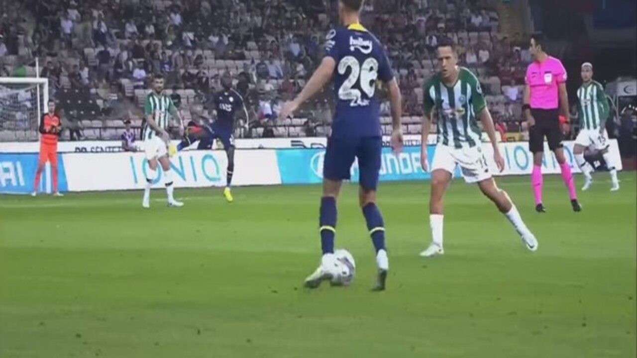 Konyaspor Fenerbahçe maçında kırmızı kart! Valencia sarı-lacivertlileri 10 kişi bırakıyor