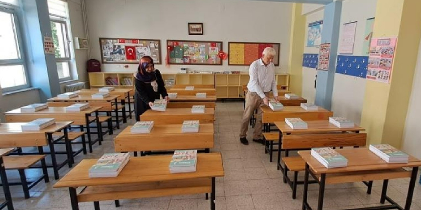 Yardımcı ders kitapları okul sıralarında öğrencileri bekliyor