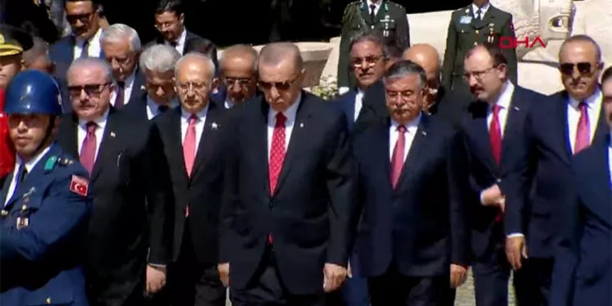Cumhurbaşkanı Erdoğan Anıtkabir Özel Defteri'ni imzaladı! "Türkiye'yi engelleyemeyecekler"