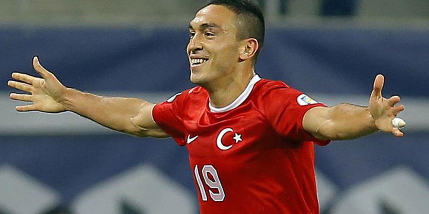 Eski milli futbolcu Mevlüt Erdinç, sosyal medyadan futbolu bıraktığını açıkladı