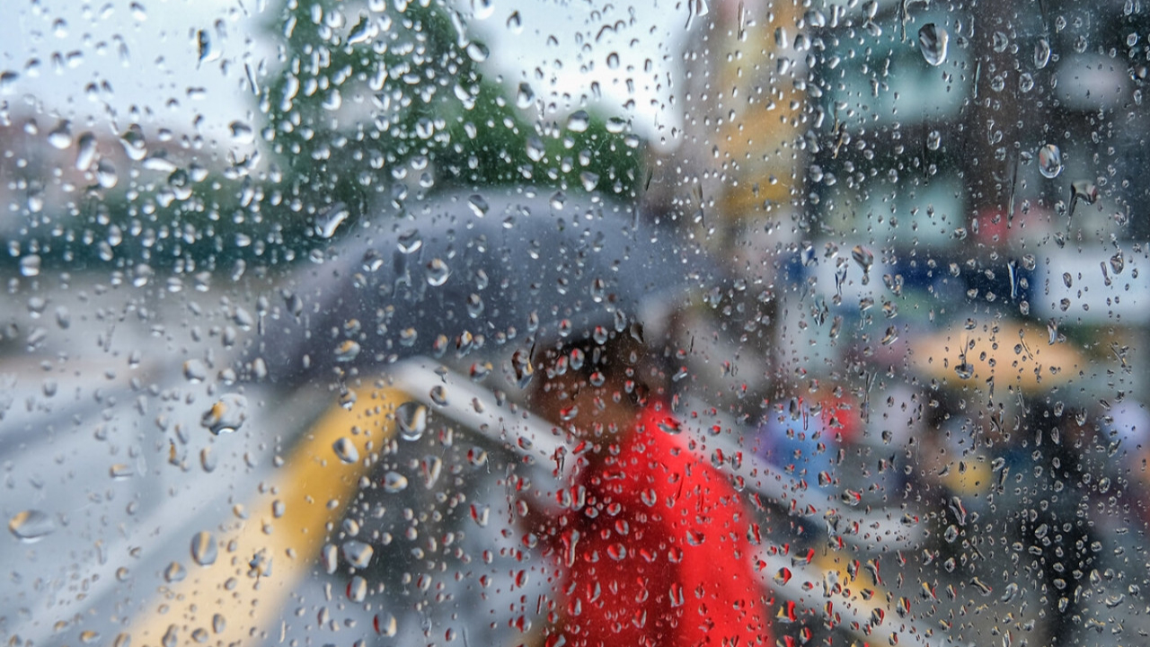 Meteoroloji saat verip uyardı! İstanbul'a sağanak yağış geri geliyor!